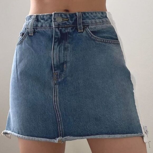 Carmar Women's Side Zip Zip Medium Wash Denim Mini Skirt Size 28 EUC - Picture 3 of 13